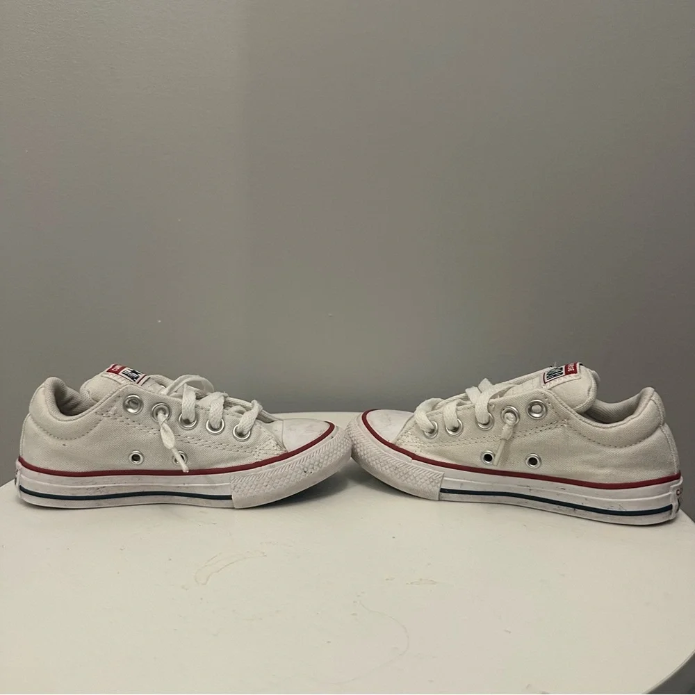 EUC Converse Kids White Sneakers. Size Little Kids 11.